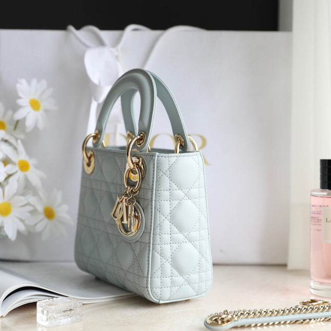 LADY 17 IN LIGHT BLUE LAMBSKIN WITH CANNAGE PATTERN