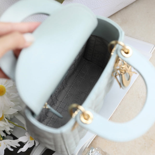 LADY 17 IN LIGHT BLUE LAMBSKIN WITH CANNAGE PATTERN