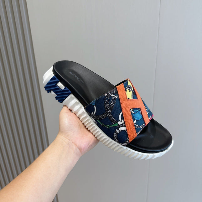 HM SLIPPERS BLACK AND NAVY CANVAS WITH MOTIF