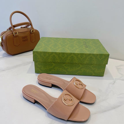 SLIDE SANDALS IN DESERT SAND GLOSSY SHEEPSKIN ENAMELLED ROUND INTERLOCKING G