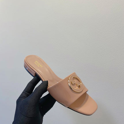 SLIDE SANDALS IN DESERT SAND GLOSSY SHEEPSKIN ENAMELLED ROUND INTERLOCKING G