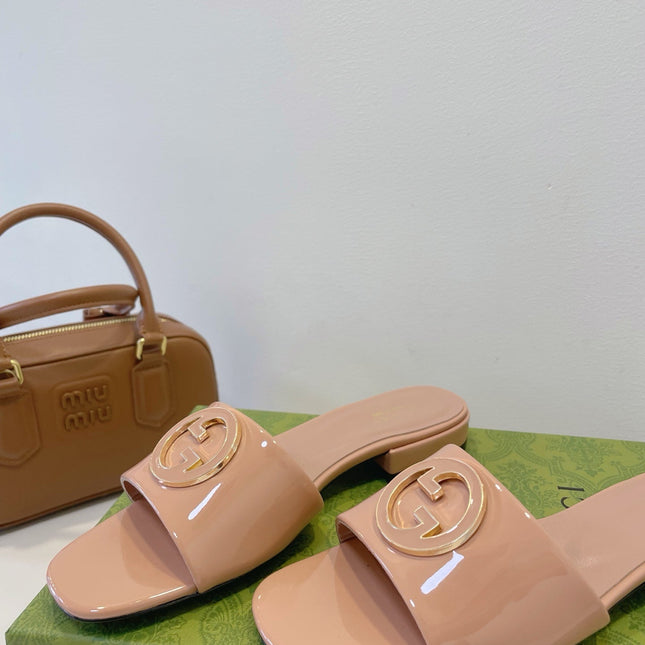 SLIDE SANDALS IN DESERT SAND GLOSSY SHEEPSKIN ENAMELLED ROUND INTERLOCKING G