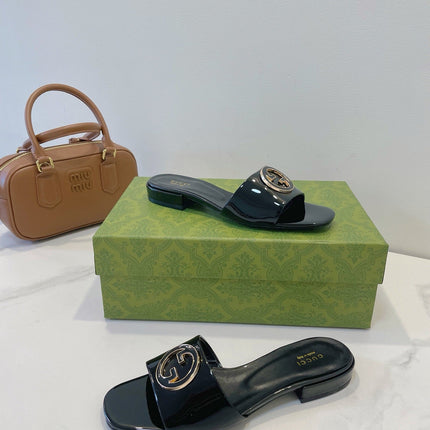 SLIDE SANDALS IN BLACK GLOSSY SHEEPSKIN ENAMELLED ROUND INTERLOCKING G