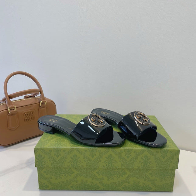 SLIDE SANDALS IN BLACK GLOSSY SHEEPSKIN ENAMELLED ROUND INTERLOCKING G