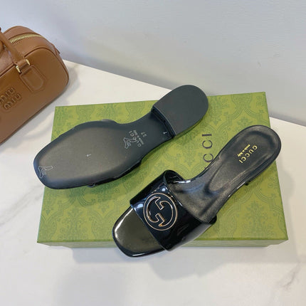 SLIDE SANDALS IN BLACK GLOSSY SHEEPSKIN ENAMELLED ROUND INTERLOCKING G