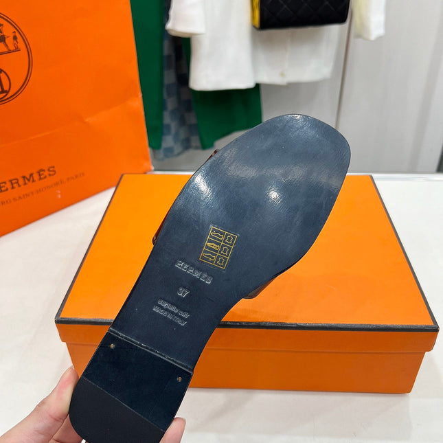 IDIOMA SANDAL IN BLACK CALFSKIN