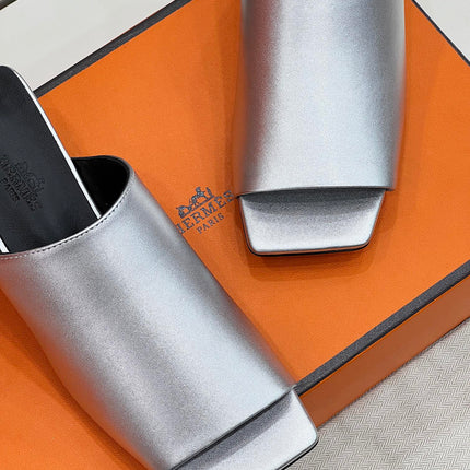 IDOLE SANDAL IN SILVER CALFSKIN