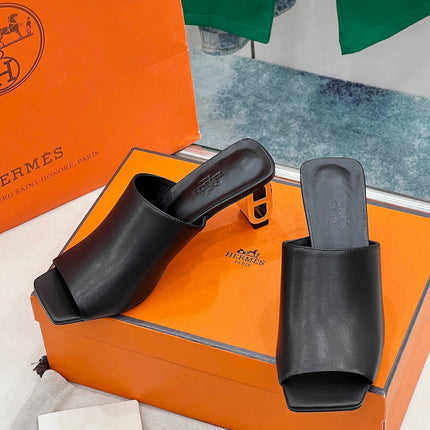 ICONIQUE 60 SANDAL IN BLACK CALFSKIN