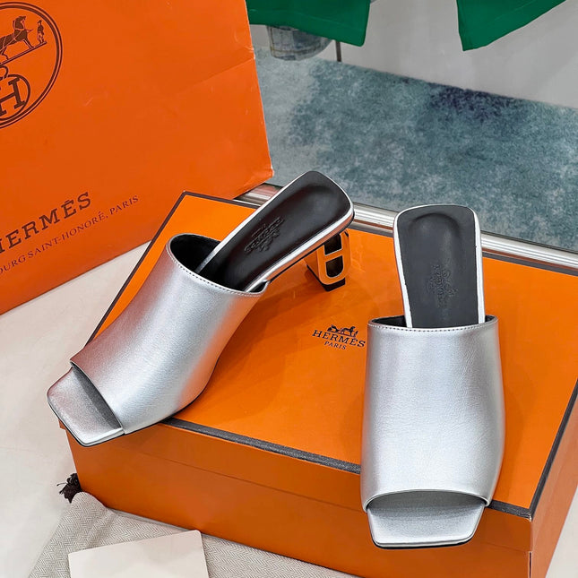 ICONIQUE 60 SANDAL IN SILVER CALFSKIN