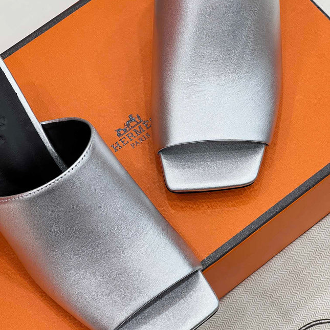 ICONIQUE 60 SANDAL IN SILVER CALFSKIN