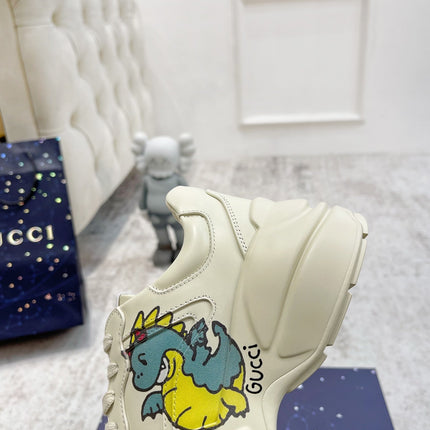 GG RHYTON TRAINER WHITE LAMBSKIN WITH SKY DINO MOTIF