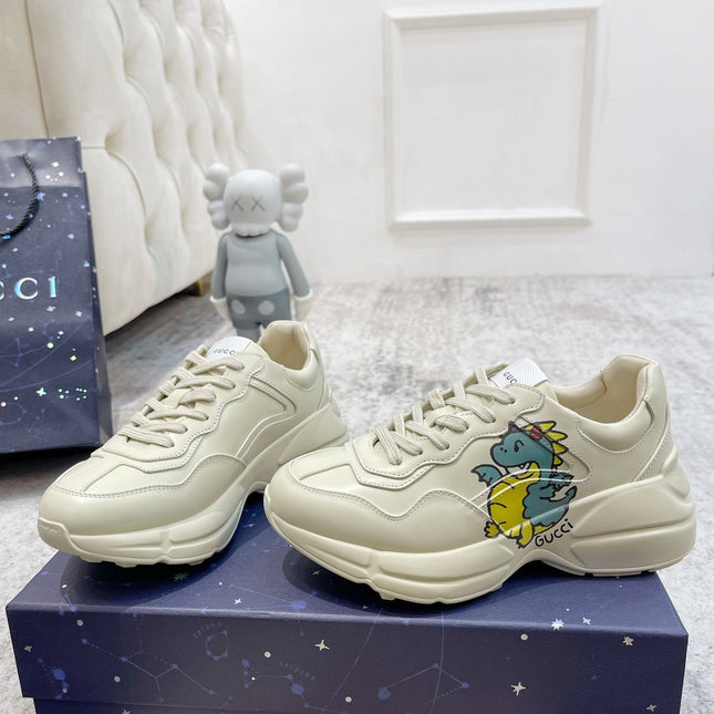 GG RHYTON TRAINER WHITE LAMBSKIN WITH SKY DINO MOTIF