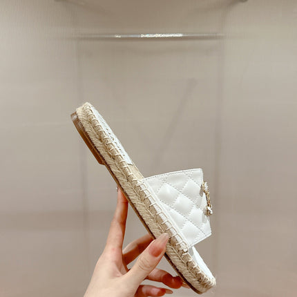 FLAT SLIPPERS IN WHITE LAMBSKIN AND WOVEN WITH LOGO