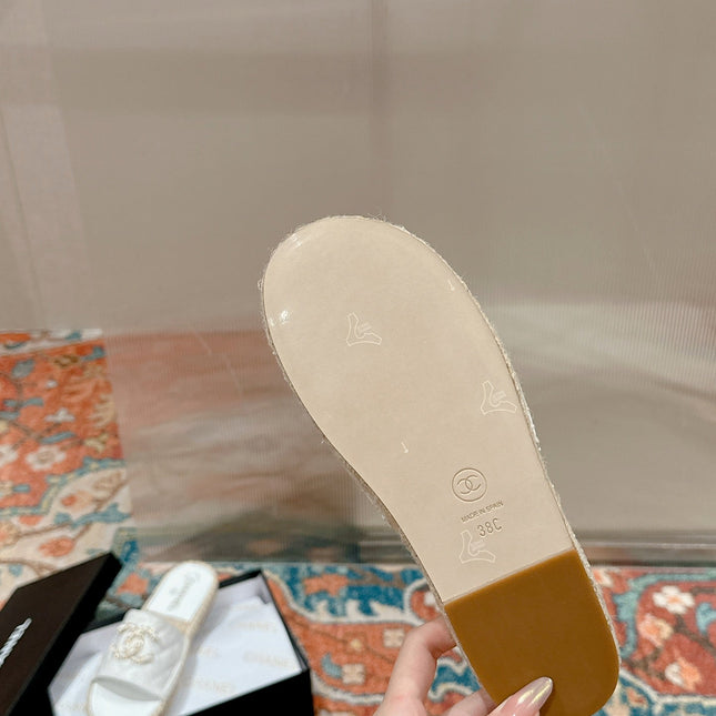 FLAT SLIPPERS IN WHITE LAMBSKIN AND WOVEN WITH LOGO