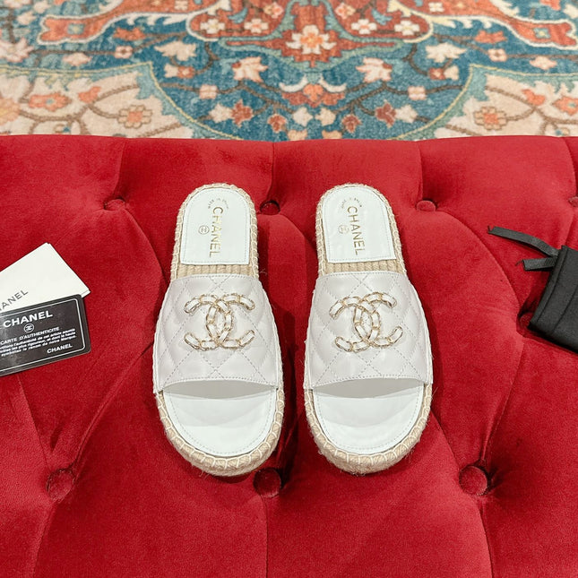 FLAT SLIPPERS IN WHITE LAMBSKIN AND WOVEN WITH LOGO