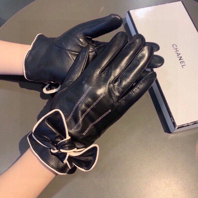 GLOVES IN BLACK LAMBSKIN 462262