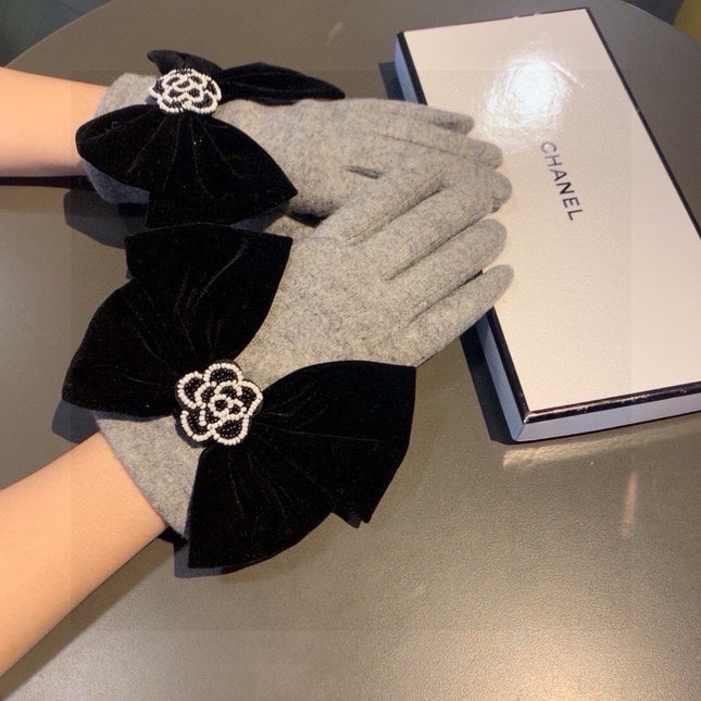 GLOVES IN DOVE GRAY WOOL WITH LARGE BLACK BOW 464994