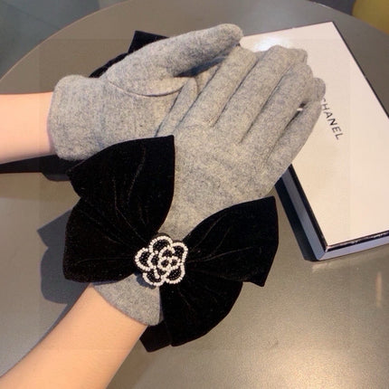 GLOVES IN DOVE GRAY WOOL WITH LARGE BLACK BOW 464994