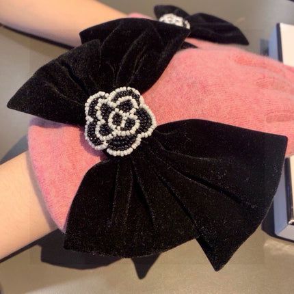 GLOVES IN FLAMINGO PINK WOOL WITH LARGE BLACK BOW 464995
