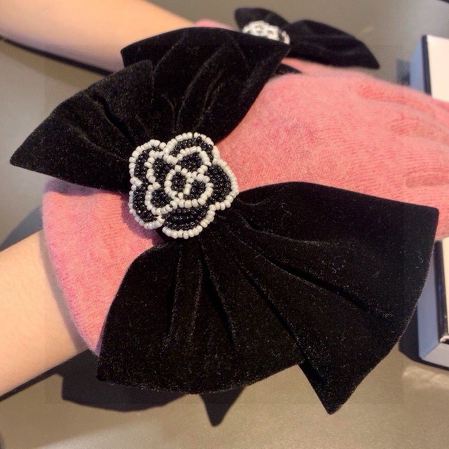 GLOVES IN FLAMINGO PINK WOOL WITH LARGE BLACK BOW 464995