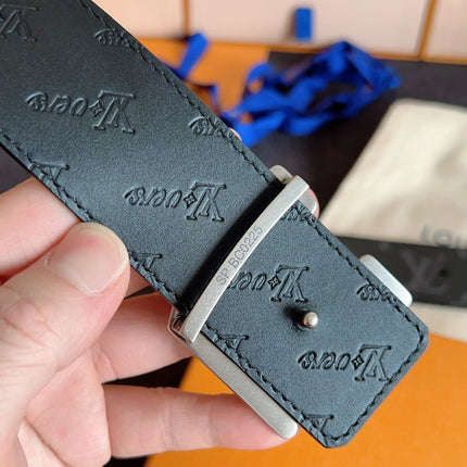BELT 40MM IN BLACK GRAINED CALFSKIN EMBOSSED GREY LOGO GREY BUCKLE