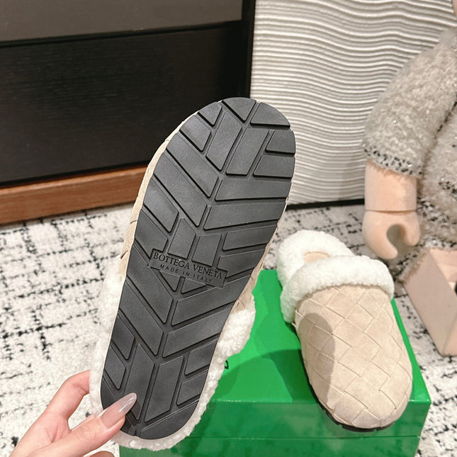 REGGIE SLIPPER IN BEIGE SUEDE AND SHEARLING LINING