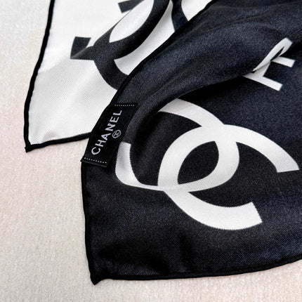 CHANEL 25S SCARF 90 IN SILK 720005
