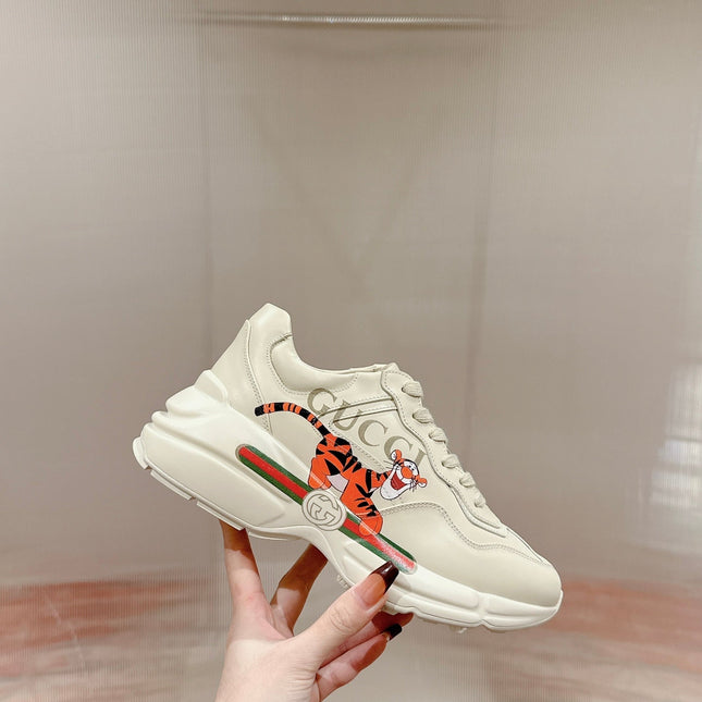 GG RHYTON LOGO TRAINER WHITE CALFSKIN WITH TIGER MOTIF