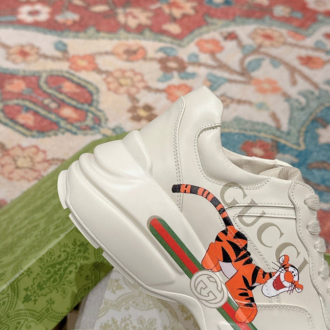 GG RHYTON LOGO TRAINER WHITE CALFSKIN WITH TIGER MOTIF