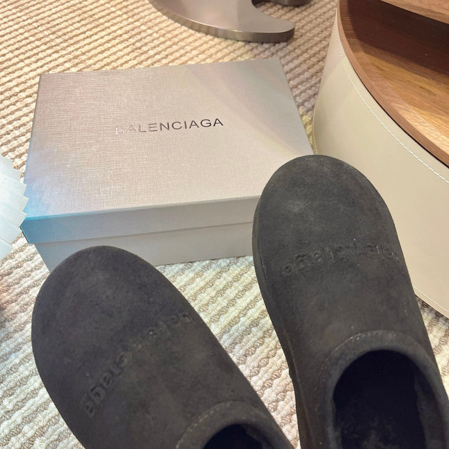 BALENCIAGA 25S AURALEE SLIP-ON 50 MM IN BLACK SUEDE