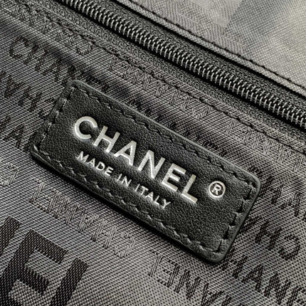 SHOULDER BAG 40 IN BLACK SOFT LAMBSKIN EMBOSSED LOGO SILVER HARDWARE
