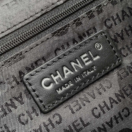 SHOULDER BAG 30 IN BLACK SOFT LAMBSKIN EMBOSSED LOGO SILVER HARDWARE