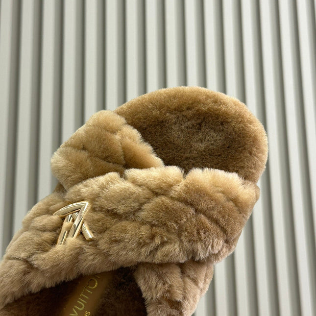 LV WOMEN'S SUNSET COMFORT FLAT MULE IN CAMEL BROWN FLEECE