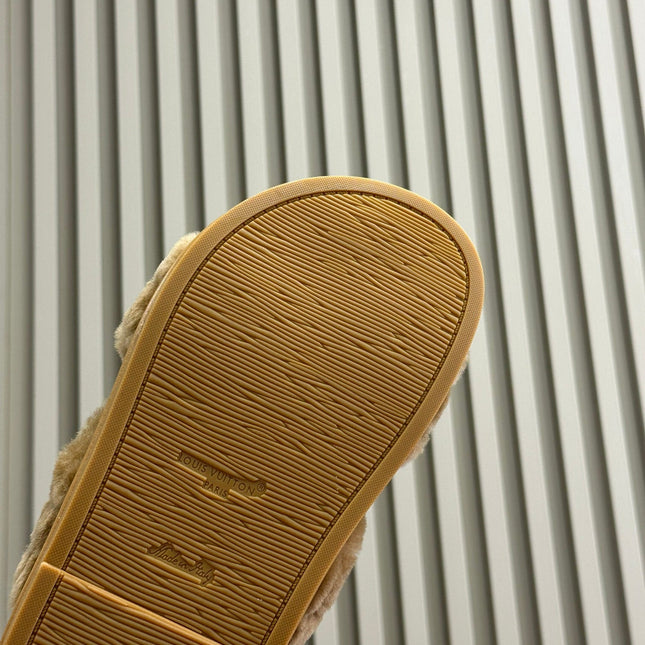 LV WOMEN'S SUNSET COMFORT FLAT MULE IN CAMEL BROWN FLEECE