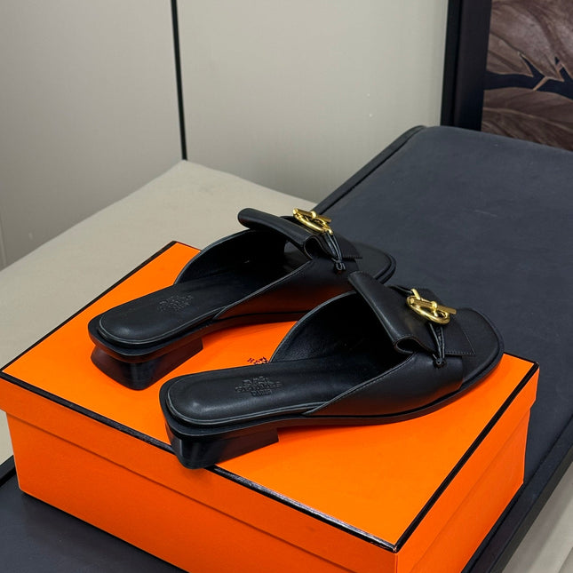 ISLE SANDAL IN BLACK CALFSKIN