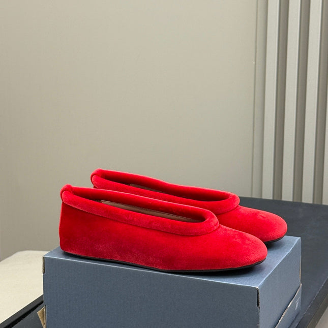 ALAIA 25S BALLET FLATS IN BRIGHT RED VELVET