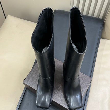 ALAIA 25S KNEE-HIGH SQUARE-TOE BOOTS IN BLACK CALFSKIN