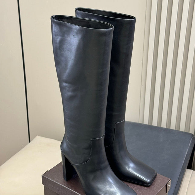 ALAIA 25S KNEE-HIGH SQUARE-TOE BOOTS IN BLACK CALFSKIN
