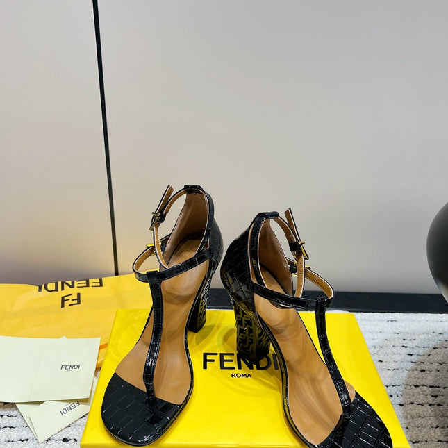 FENDI HIGH-HEELED 10 CM IN BLACK GLOSSY LAMBSKIN WITH GOLD HARDWARE