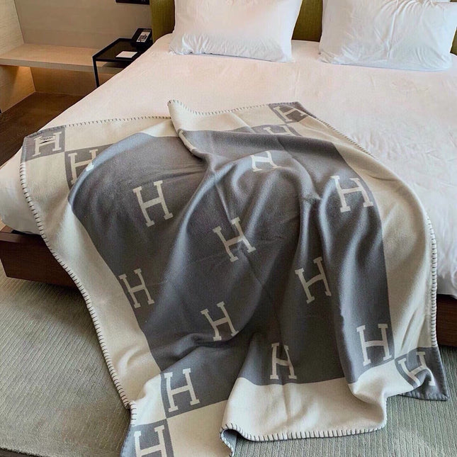 TIGRE BAYADERE BLANAVALON III THROW BLANKET IN LIGHT GRAY CASHMERE 407144