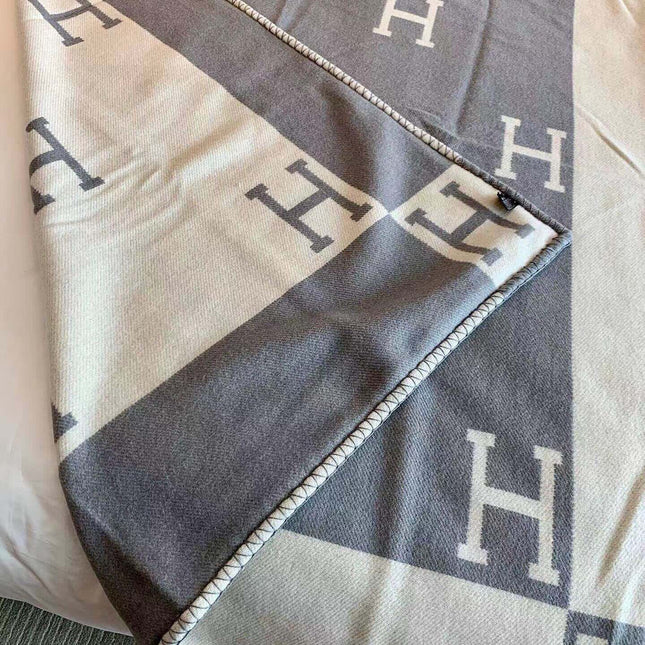 TIGRE BAYADERE BLANAVALON III THROW BLANKET IN LIGHT GRAY CASHMERE 407144