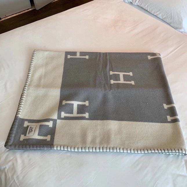TIGRE BAYADERE BLANAVALON III THROW BLANKET IN LIGHT GRAY CASHMERE 407144