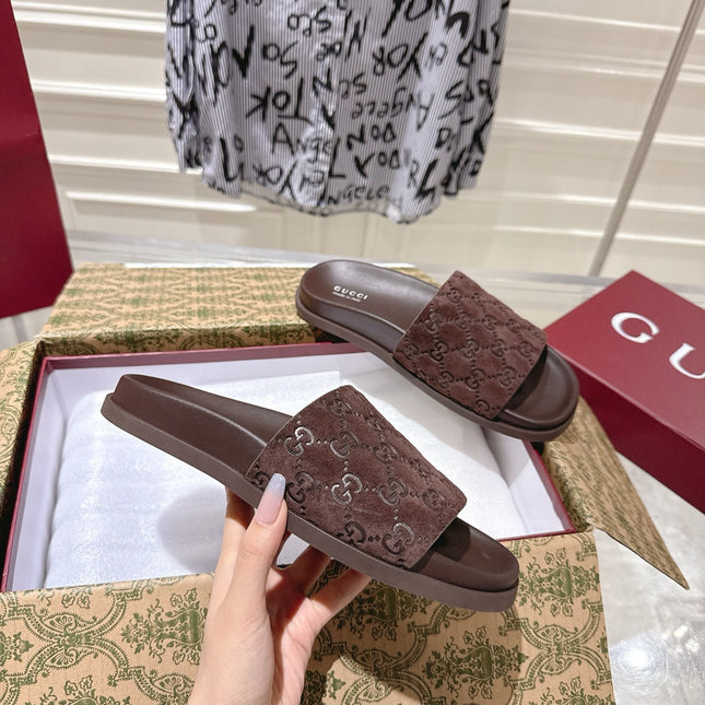 GG SLIDES IN DARK BROWN SUEDE WITH EMBOSSED LOGO STYLE 1