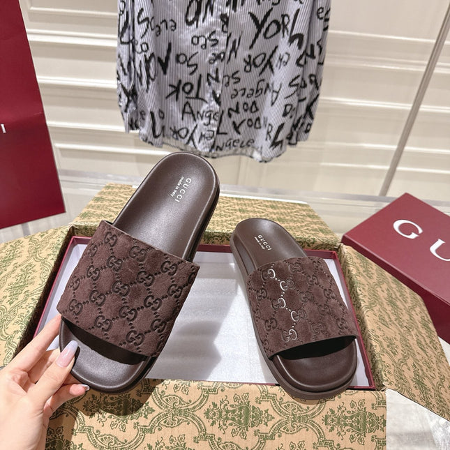 GG SLIDES IN DARK BROWN SUEDE WITH EMBOSSED LOGO STYLE 1