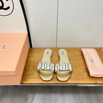 FLAT SLIDE IN LIGHT GOLD CALFSKIN