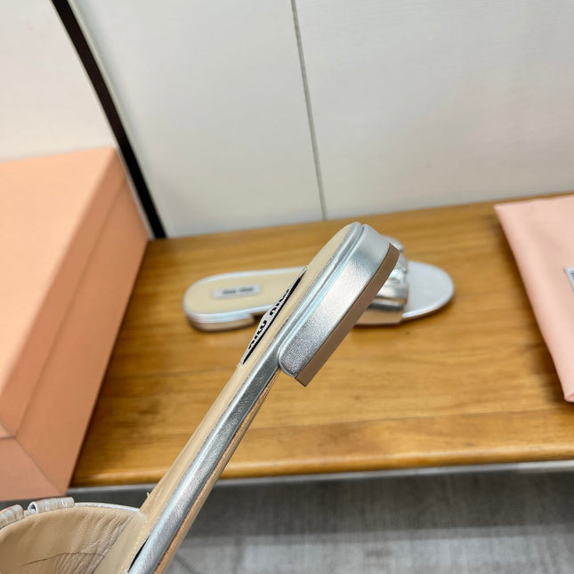 FLAT SLIDE IN SILVER CALFSKIN