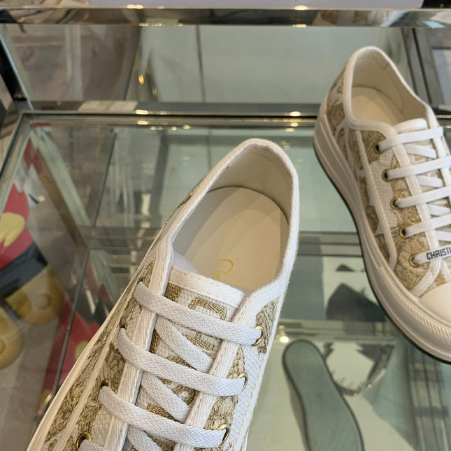 WALK'N PLATFORM SNEAKER IN WHITE-GOLD TONE EMBROIDERED FABRIC
