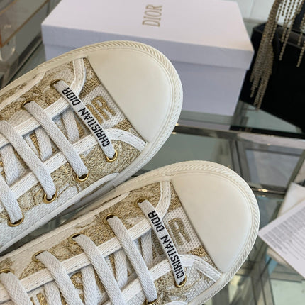 WALK'N PLATFORM SNEAKER IN WHITE-GOLD TONE EMBROIDERED FABRIC