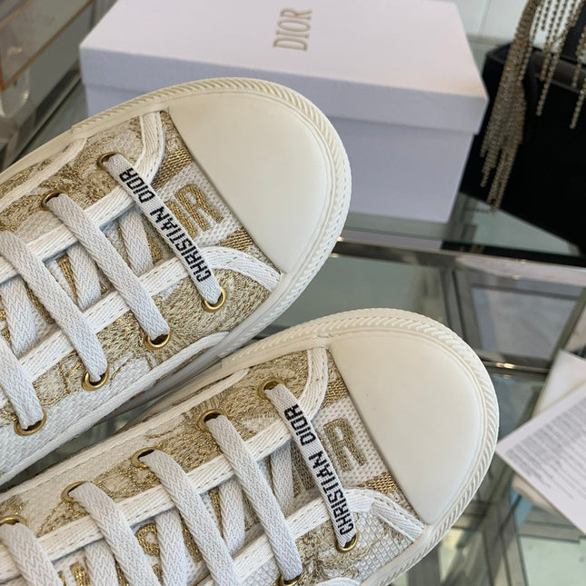 WALK'N PLATFORM SNEAKER IN WHITE-GOLD TONE EMBROIDERED FABRIC