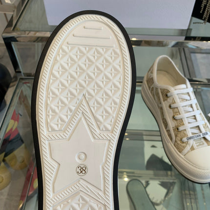 WALK'N PLATFORM SNEAKER IN WHITE-GOLD TONE EMBROIDERED FABRIC